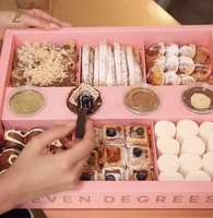 Emballage rose pour desserts de boulangerie : crêpes, gâteaux, gaufres, pâtisseries, brownies, biscuits, avec inserts et séparateurs pour sauces et trempettes