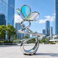Sculpture sur mesure en acier inoxydable « Ruban Papillon » abstraite – Art extérieur personnalisable pour paysages de luxe