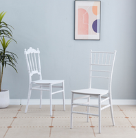 Vente en gros d'usine de chaises Chivari dorées pour mariage hôtel événement décor PP plastique pliable empilable ferme salle à manger en plein air