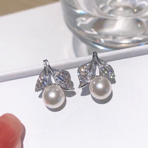 Boucles d'oreilles classiques en forme de feuille avec perle Akoya, argent 925 plaqué rhodium, pour femmes, bijoux de mariage - Product Image 1