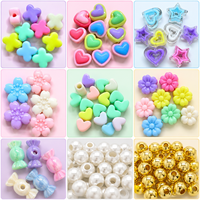 Kit de fabrication de porte-clés et breloques pour sacs DIY en gros avec perles lettres en acrylique, perles nacrées, cordons cirés, fermoirs mousquetons et boîte d'organisation