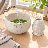 Ensemble de bols à matcha OEM mouchetés avec Chawan en céramique ivoire, bec verseur et support Chasen assorti pour le matcha