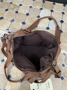 กระเป๋าโท้ททรงใหญ่สไตล์เกาหลีสุดฮิตปี 2025 สำหรับผู้หญิง กันน้ำ วัสดุ PU พร้อมช่องใส่แล็ปท็อป ซิปปิด กระเป๋าเดินทางอเนกประสงค์ ซับในโพลีเอสเตอร์ - Product Image 6