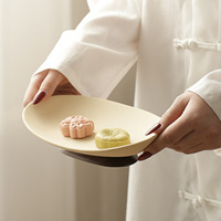Bootvormige serveerschaal met houten voet, steengoed, ovaal, voor snacks, thee, desserts, Wabi Sabi, Wagashi, sushi.