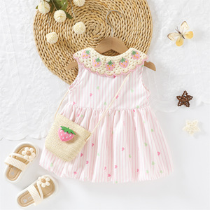 Abito Estivo Senza Maniche a Righe Verticali Rosa con Colletto Ricamato a Fragole per Bambini con Borsa a Forma di <span class=keywords><strong>Fragola</strong></span> - Product Image 4