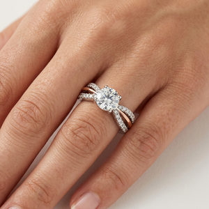Anillo de Compromiso de Diamantes de Corte Brillante Redondo en Oro Blanco para Mujer con Piedras Laterales de Color E - Product Image 2