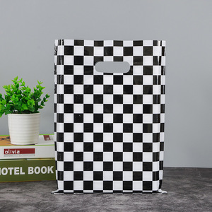 Sacs en plastique réutilisables noirs unis avec impression de texte, poignées découpées, haute capacité de charge, pour transport minimaliste - Product Image 4