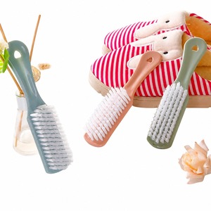 Brosse à chaussures en plastique avec poils blancs, couleurs bleu menthe et pêche, pour le nettoyage, design durable - Product Image 3