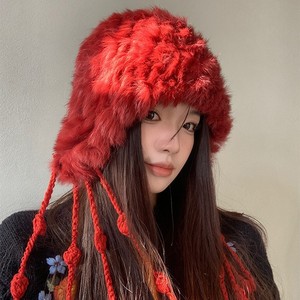 Gorro de Punto Cálido de Invierno para Mujer con Borlas de Piel de Conejo Genuina, Orejeras y Efecto Adelgazante en el Rostro, Colores Rojo, Beige, Marrón y Blanco - Product Image 1