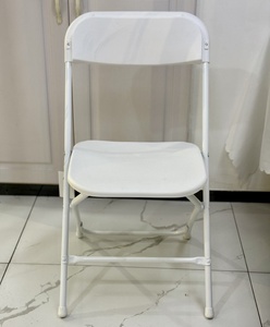كرسي قابل للطي من البلاستيك والمعدن بألوان أبيض وأسود للاستخدام الخارجي، كرسي بلاستيكي قابل للطي للحفلات والمناسبات - Product Image 5