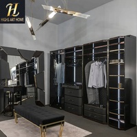 Armoire de luxe noire brillante avec portes vitrées et éclairage LED pour chambre et dressing