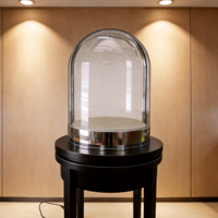 Vitrine de luxe en verre courbé en laiton vieilli avec intérieur en marbre gris, base étagée et double éclairage LED pour présentation de bijoux