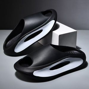 Tongs d'été - Chaussures pour hommes avec un effet de 'sloppy stool'. Tongs pour hommes tendance à semelle épaisse de style plage. - Product Image 4