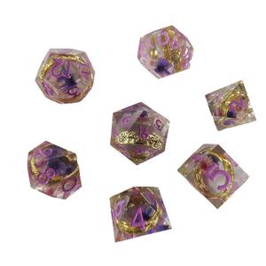 Rendu à l'encre violette Bague en or Core Résine Dice Royal Lord Transparent Sharp Edge Dnd Dés polyédriques pour Donjons et Dragons - Product Image 1