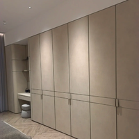 Armoire de chambre moderne de luxe personnalisable en cuir écologique, grande capacité, autoportante, avec portes modulaires pour dressing
