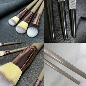 ชุดแปรงแต่งหน้าวีแกนขายส่งสำหรับอายแชโดว์ ชุดแปรงแต่งหน้าระดับมืออาชีพ รับผลิตแบรนด์ส่วนตัว สีดำน้ำตาล ชุดแปรงแต่งหน้า 15 ชิ้น - Product Image 4