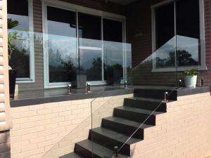 Barandilla <span class=keywords><strong>de</strong></span> vidrio Prima Spigot Barandillas <span class=keywords><strong>de</strong></span> vidrio montadas en espiga negras contemporáneas para espacios versátiles/balcones/escaleras/cubiertas. - Product Image 3