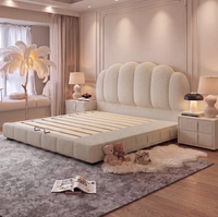 Cadre de lit double king size moderne et luxueux, rembourré en tissu, mobilier de chambre à coucher au design minimaliste pour maison et villa