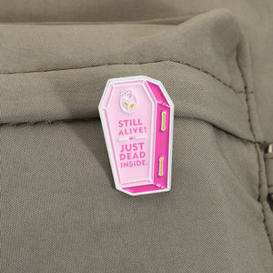 Spilla Smaltata 'Still Alive Just Dead Inside', Humor Nero, Citazione Satirica, Broche Rosa a Forma di Bara, Distintivo da Bavero, Gioiello Regalo - Product Image 3