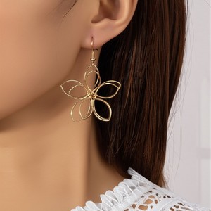Orecchini a Perno con Fiore Traforato per Donne, Design a Più Petali, Gioielli Eleganti e alla Moda - Product Image 1