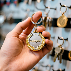 Độc đáo hình dạng kim loại <span class=keywords><strong>Keychain</strong></span>-Tùy chỉnh thiết kế của bạn, logo. Tuyệt vời cho quà tặng kỷ niệm công ty, triển lãm thương mại, chương trình khách hàng thân thiết. - Product Image 3