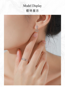 ชุดแหวนและต่างหูเงินแท้ S925 ดีไซน์โปร่ง - เรียบง่ายและสง่างาม เหมาะเป็นของขวัญรับปริญญาหรือของขวัญวันวาเลนไทน์สำหรับสาวๆ - Product Image 5