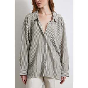 Camisa a Rayas con Mangas Murciélago para Mujer, Estilo Boyfriend en Popelina Caqui, Diseño Asimétrico, para Uso Diario - Product Image 2