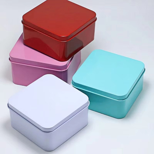 Mini Caja Metálica Cuadrada de Hojalata Dorada con Diseño en Relieve - Product Image 2