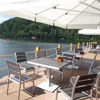 Ensemble de jardin extérieur avec tables et chaises de restaurant