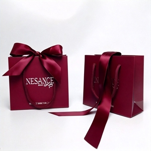 Sac cadeau en papier de luxe écologique pour parfums et bijoux, avec logo en relief et estampage à chaud argenté, ruban de 3 cm de large - Product Image 1