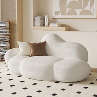 Canapé deux places en fausse fourrure effet nuage, idéal pour les espaces détente, les magasins de vêtements, les zones de repos, les chambres et les petits appartements.