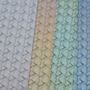 Cuero Sintético de PVC con Textura Tejida Arcoíris, Alto Brillo, Grado Automotriz, Calandrado - Product Image 2