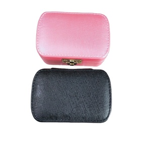 Estuche Portátil para Joyas, Caja Organizadora de Joyería de Cuero, Elegante Estuche de Viaje con Hebilla Metálica - Product Image 1