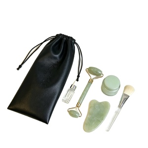 Sac de rangement cosmétique en similicuir PU noir avec logo personnalisé en relief et cordon de serrage - Product Image 1