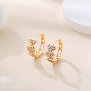 Boucles d'oreilles créoles haut de gamme simples de luxe vintage pour femmes Design unique de motif de coeur avec crochet d'oreille en micro zircon complet - Product Image 1