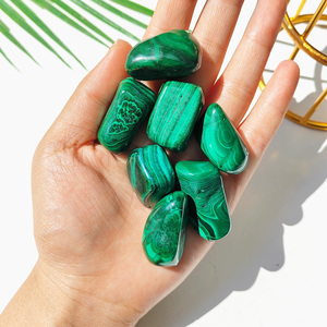 100g all'Ingrosso di <span class=keywords><strong>Pietre</strong></span> Levigate di Malachite <span class=keywords><strong>e</strong></span> <span class=keywords><strong>Cristalli</strong></span> <span class=keywords><strong>Verdi</strong></span>, Bellissima Decorazione per la Casa Come Regalo - Product Image 1
