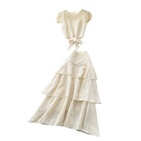 Ensemble deux pièces élégant pour femme : haut à manches courtes bouffantes à pois et jupe midi à volants superposés avec ceinture à nouer