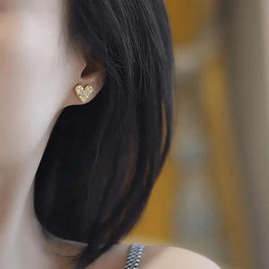 Boucles d'oreilles en or blanc E3382 avec diamants taille cœur pour femme, romantiques, à porter au quotidien, couleur G, diamants naturels - Product Image 5