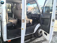 Fourgonnette Diesel Turbo 2.8T Manuelle avec Intérieur en Cuir Foncé, Pneus R16, Conduite à Gauche