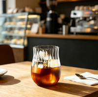 Verre de dégustation à nervures verticales de style tulipe ; Fabriqué en verre borosilicate résistant à la chaleur ; Design minimaliste adapté aux lattes