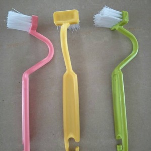 Cepillo de inodoro en forma de S con cerdas de nailon y mango largo para limpiar el asiento del inodoro y áreas de difícil acceso. - Product Image 4