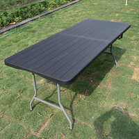 Tables pliantes en plastique noir modernes et légères de 6 pieds de long, pliables en deux, pour les événements, l'entrée et l'utilisation en villa