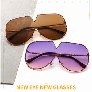 Gafas de Sol Cuadradas Extra Grandes con Logotipo Personalizado, de Moda, Alta Calidad, para Hombre y Mujer, con Marco Grande y Remaches, Protección UV400 - Product Image 3