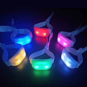 Bracelet <span class=keywords><strong>LED</strong></span> réglable en ABS <span class=keywords><strong>avec</strong></span> <span class=keywords><strong>télécommande</strong></span>, 15 couleurs lumineuses, idéal pour les concerts et festivals de musique - Product Image 2