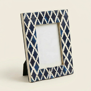 Cadre photo élégant en MDF rectangulaire 4x6 pouces, motif géométrique en résine bleu et blanc, pour affichage vertical sur table - Product Image 1