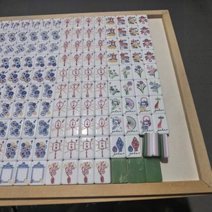 Juego de Mahjong Americano Portátil Ecológico Personalizado con Brillo, Moderno y Lujoso, 166 Fichas de Acrílico, Tablero con Joker Grabado, Juegos de Mesa - Product Image 2