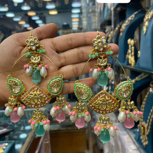 Boucles d'oreilles Jhumka tendance et élégantes en or avec pierres AD pour les mariages, les fiançailles, les soirées, accessoire de mode pour femmes et filles - Product Image 1