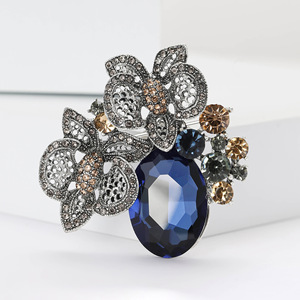 Broche de Liga de Cristal com Laço Vazado em Filigrana Barroca, Grande Oval com Strass Principal e Pedras de Cores Mistas, Acessório Formal Unissex - Product Image 3