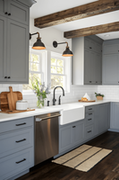 Armoires de cuisine noires Vermonhouzz style Shaker, meubles sur mesure avec îlot en quartz blanc et portes vitrées pour maison résidentielle de luxe