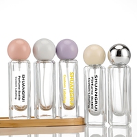 Flacon de parfum en verre carré de 30ml Flacon pulvérisateur transparent avec couvercle à rouleau de couleur